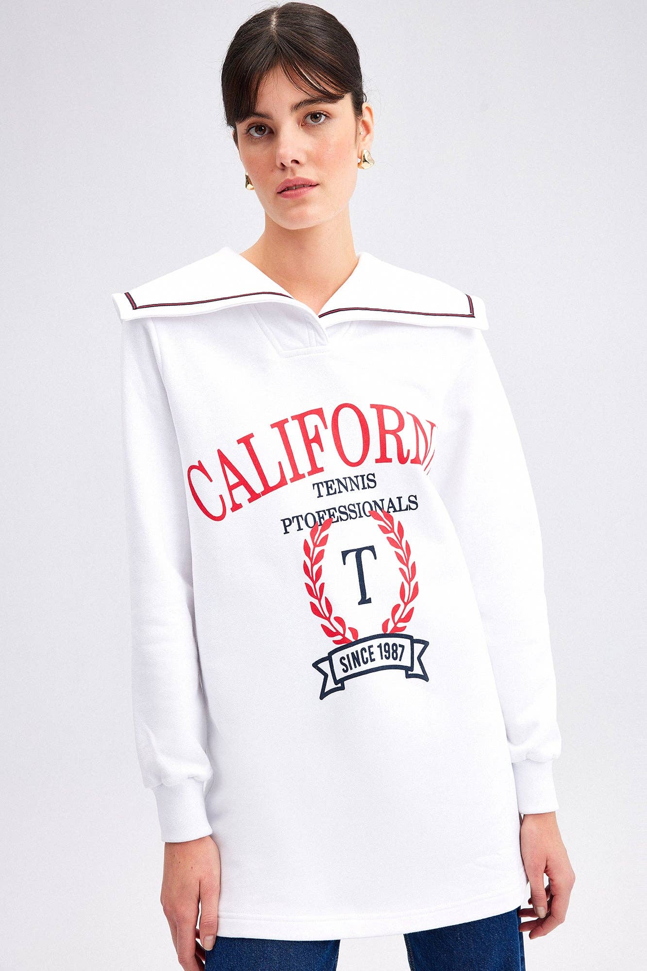 Felpa lunga bianca con collo ampio e stampa California
