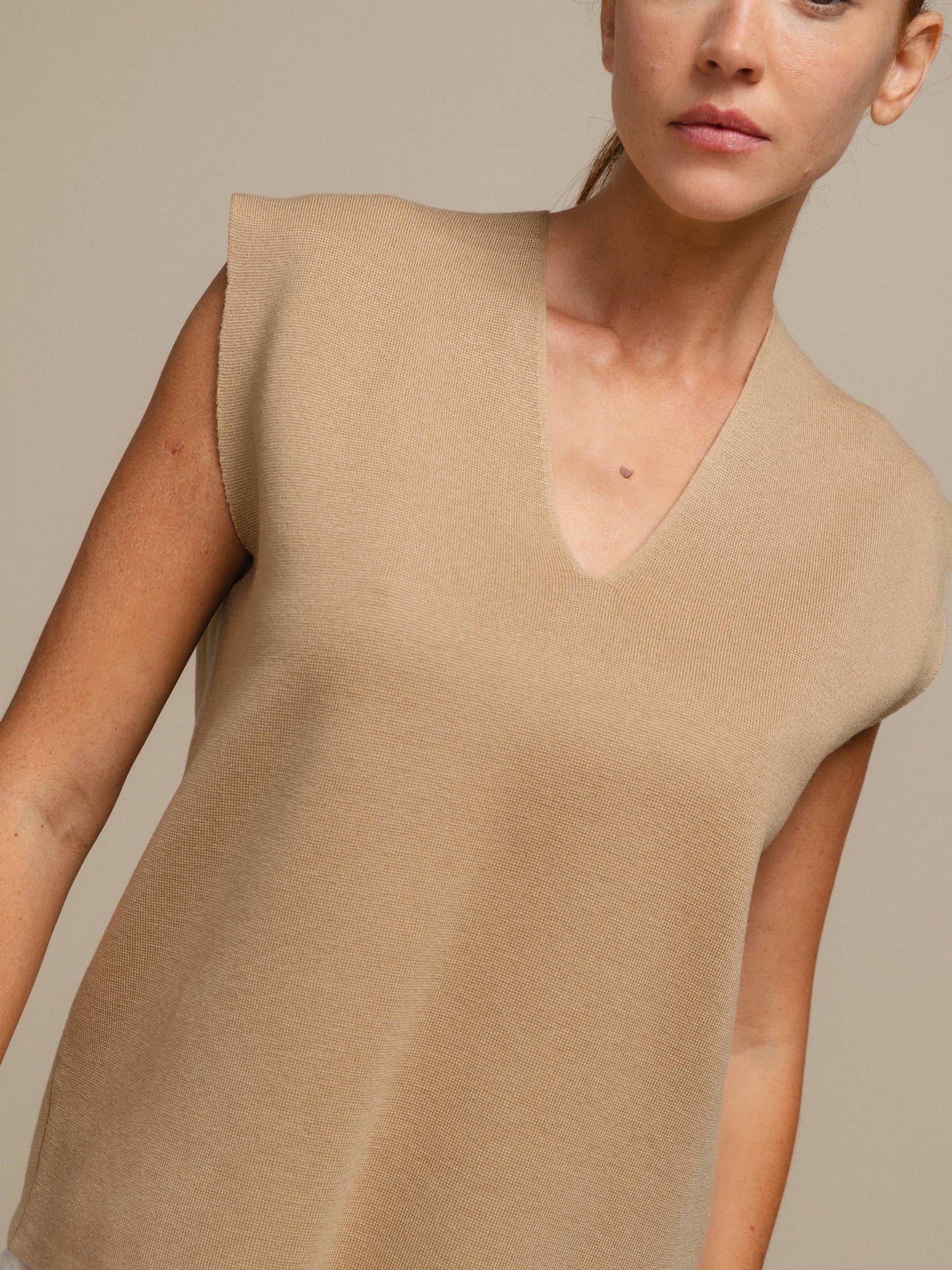 Maglione smanicato in maglia con scollo a V