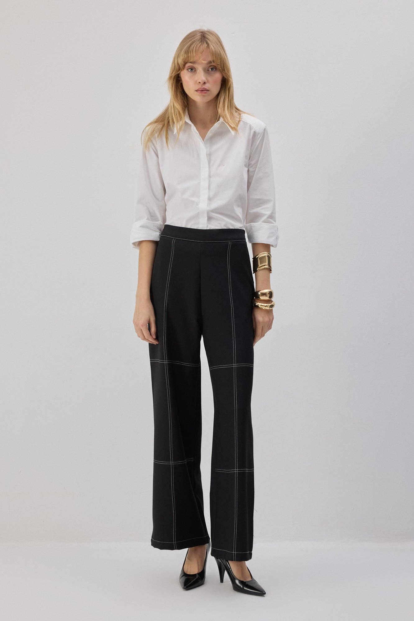 Pantaloni neri con cuciture a contrasto