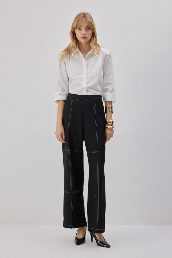 Pantaloni neri con cuciture a contrasto