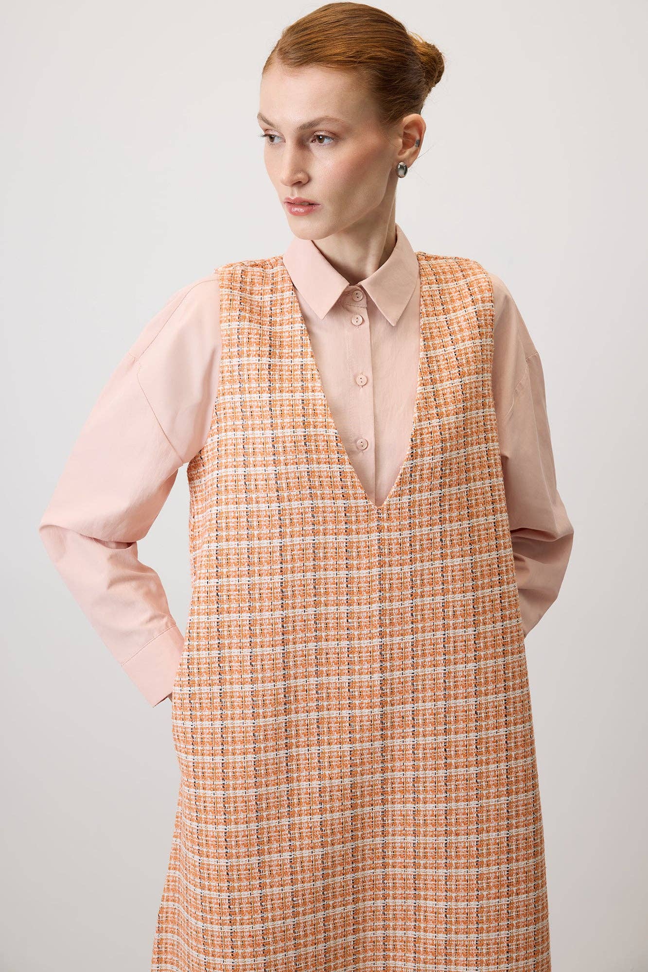 Abito pinafore in tweed a quadri con scollo a V
