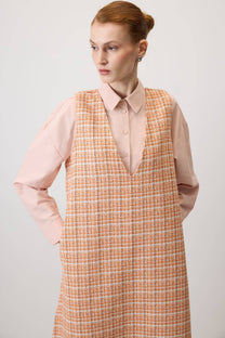 Abito pinafore in tweed a quadri con scollo a V