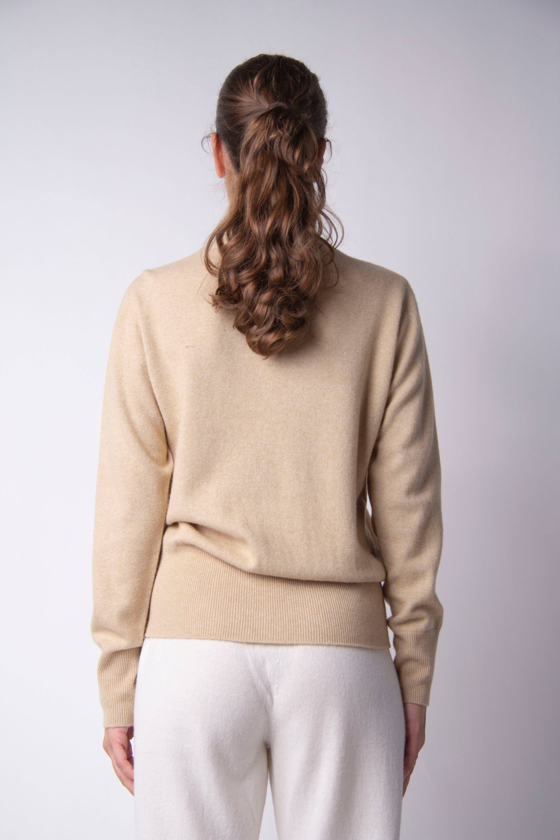 Maglia dolcevita in misto cashmere con lavorazione 3D