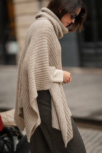 Poncho in maglia con collo alto