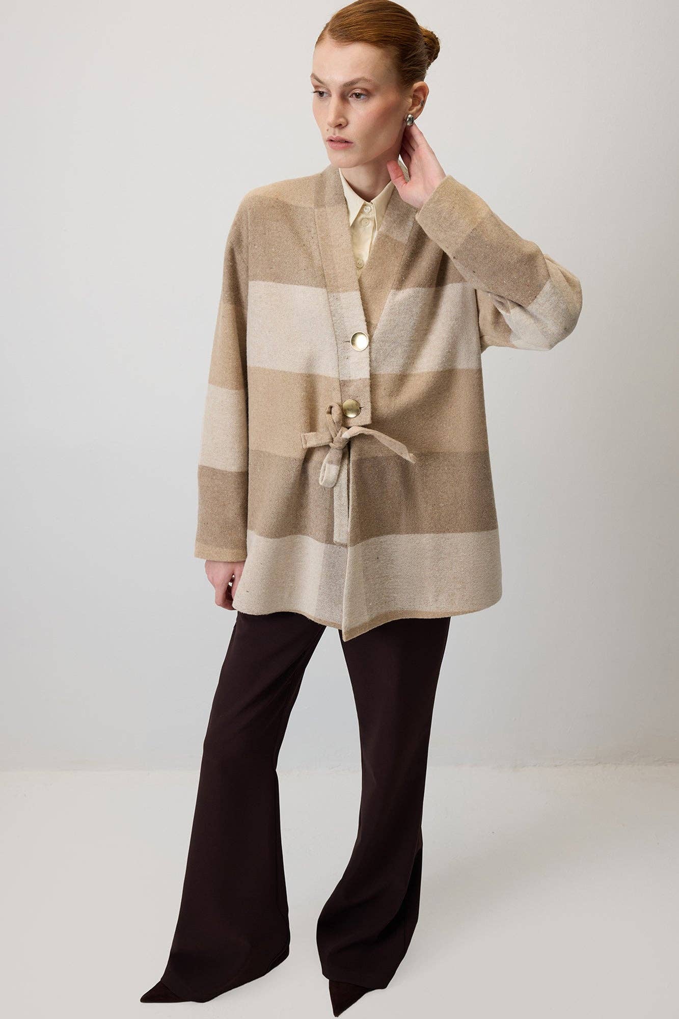 Giacca a quadri beige con cintura in vita
