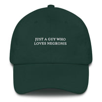 Cappellino dad hat ricamato “Just a Guy Who Loves Negronis”