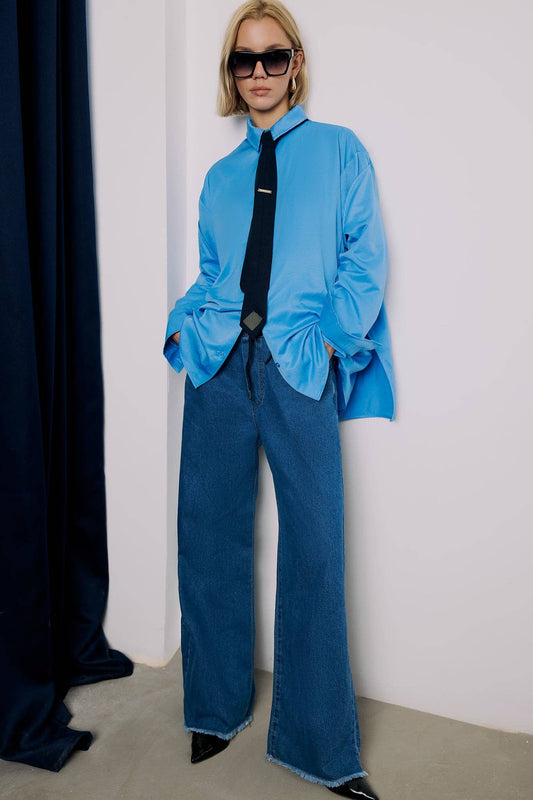 Jeans a gamba larga con vita elastica e orlo sfrangiato
