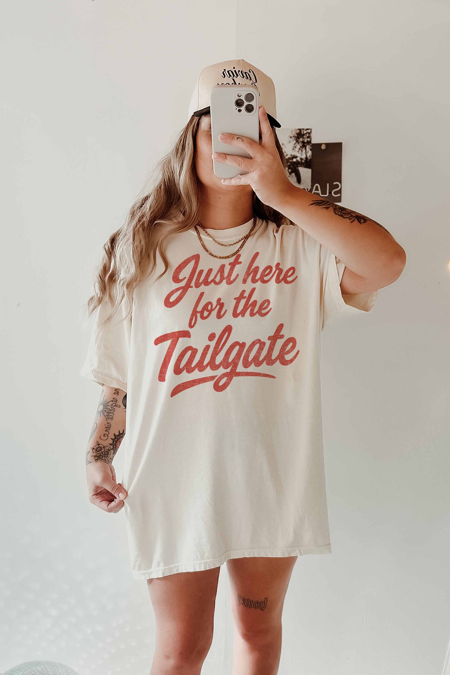 T-shirt oversize grafica “Just Here for the Tailgate”