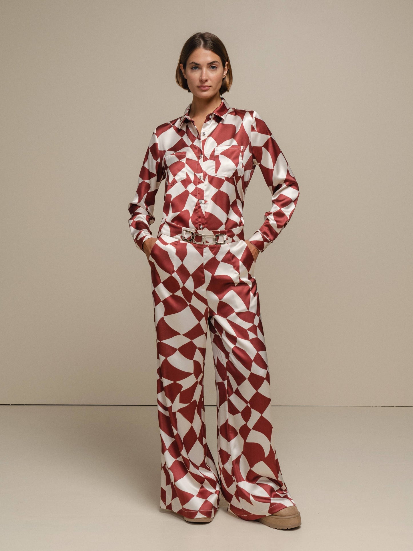 Pantaloni a palazzo con stampa geometrica color ruggine