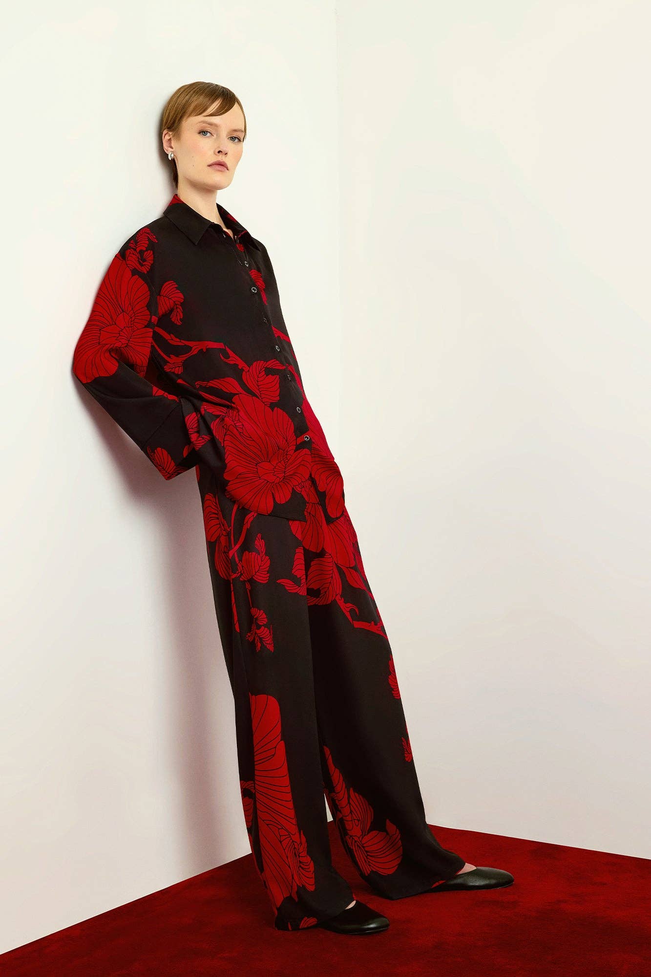 Set camicia e pantaloni palazzo a fiori rossi