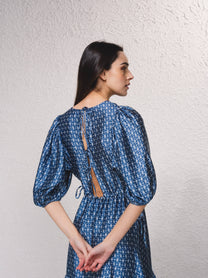 Abito midi in raso stampato con scollo a V e schiena aperta