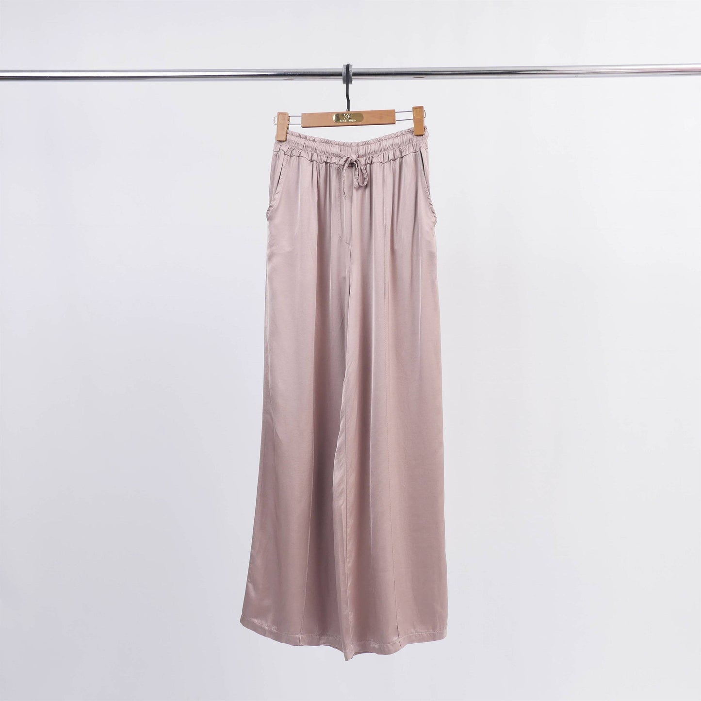 Pantaloni fluidi in raso a gamba ampia