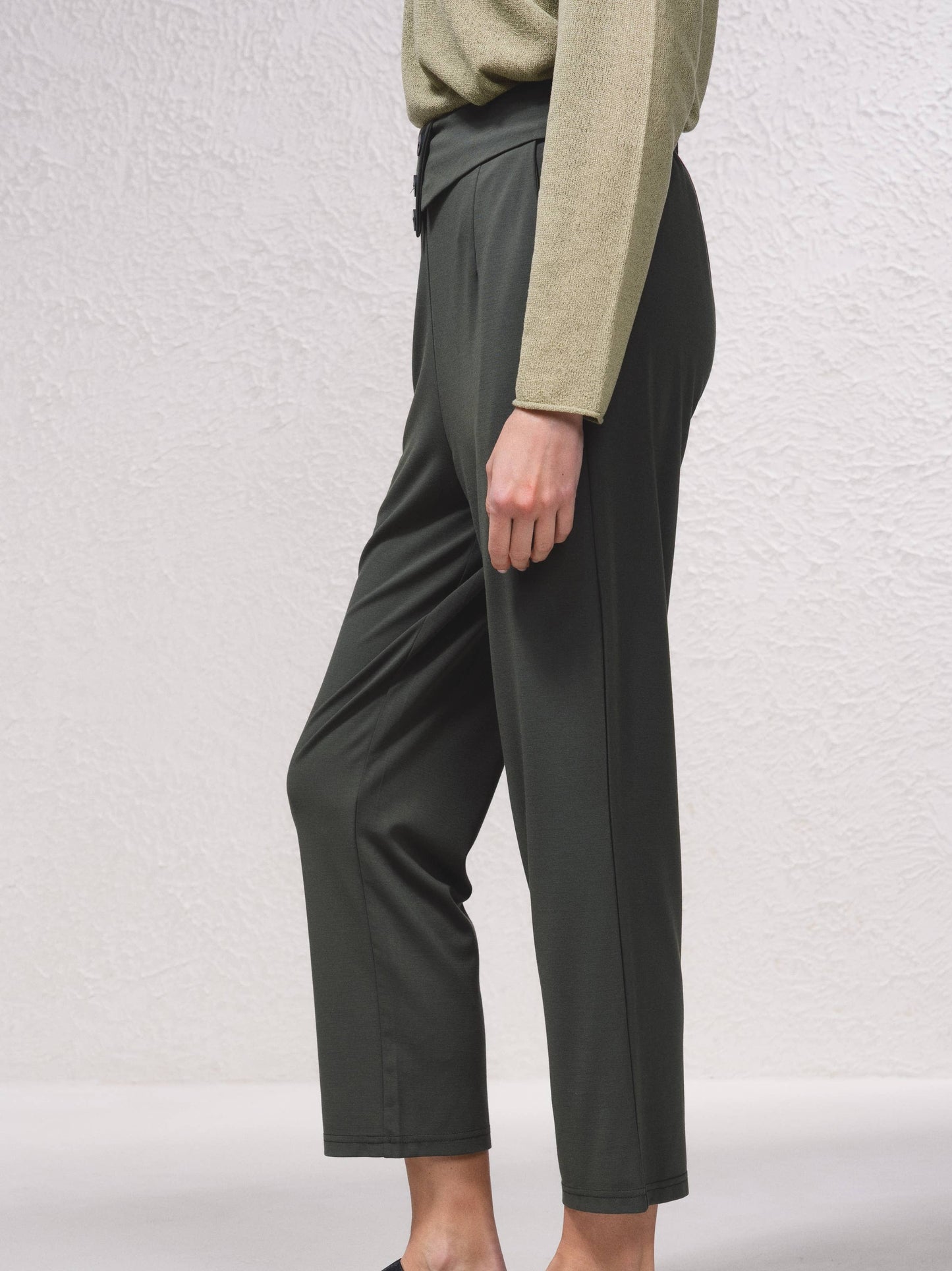Pantaloni dritti con bottoni decorativi e vita elasticizzata