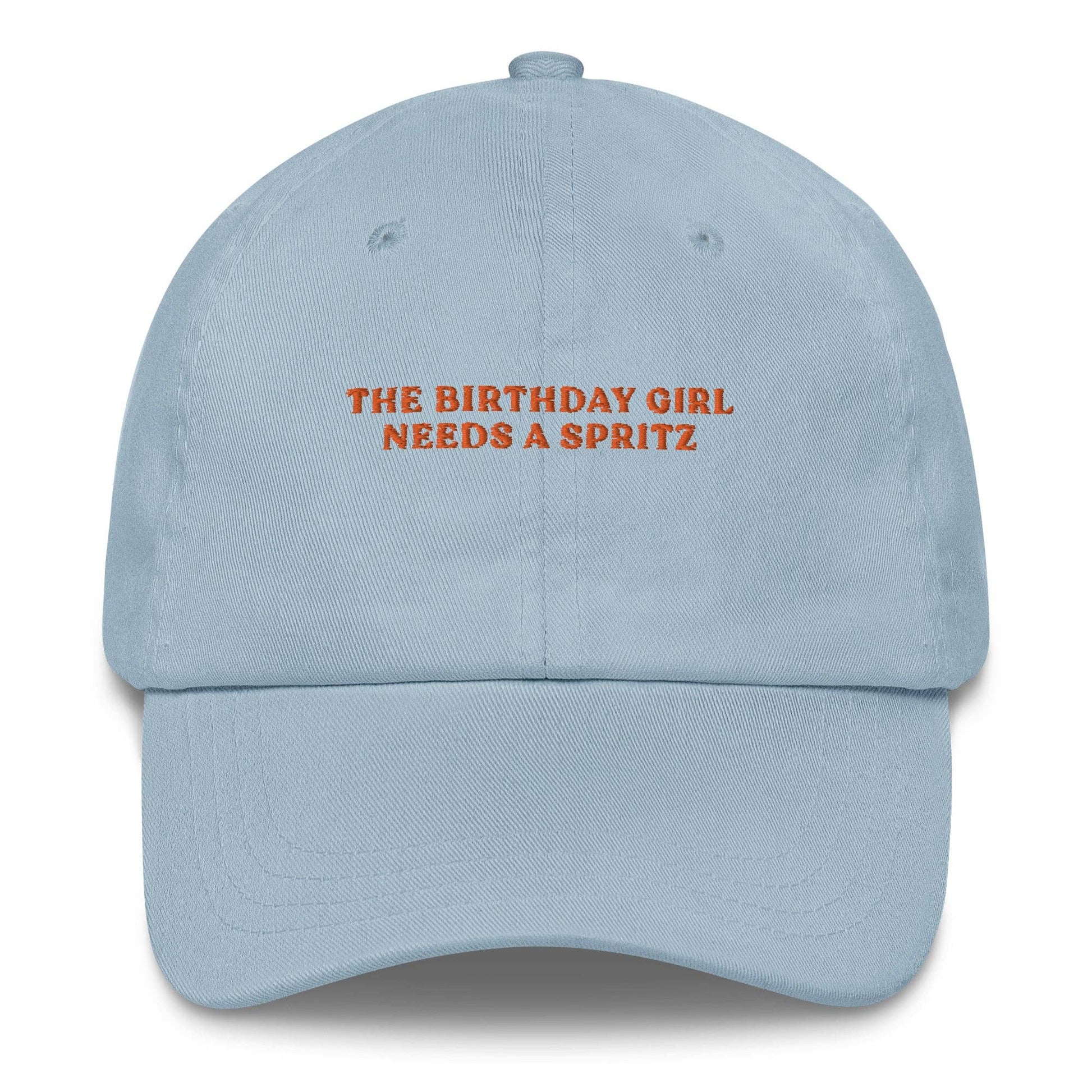 Cappellino dad hat ricamato “The Birthday Girl Needs a Spritz”