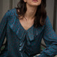 Blusa floreale con volant e scollo a V