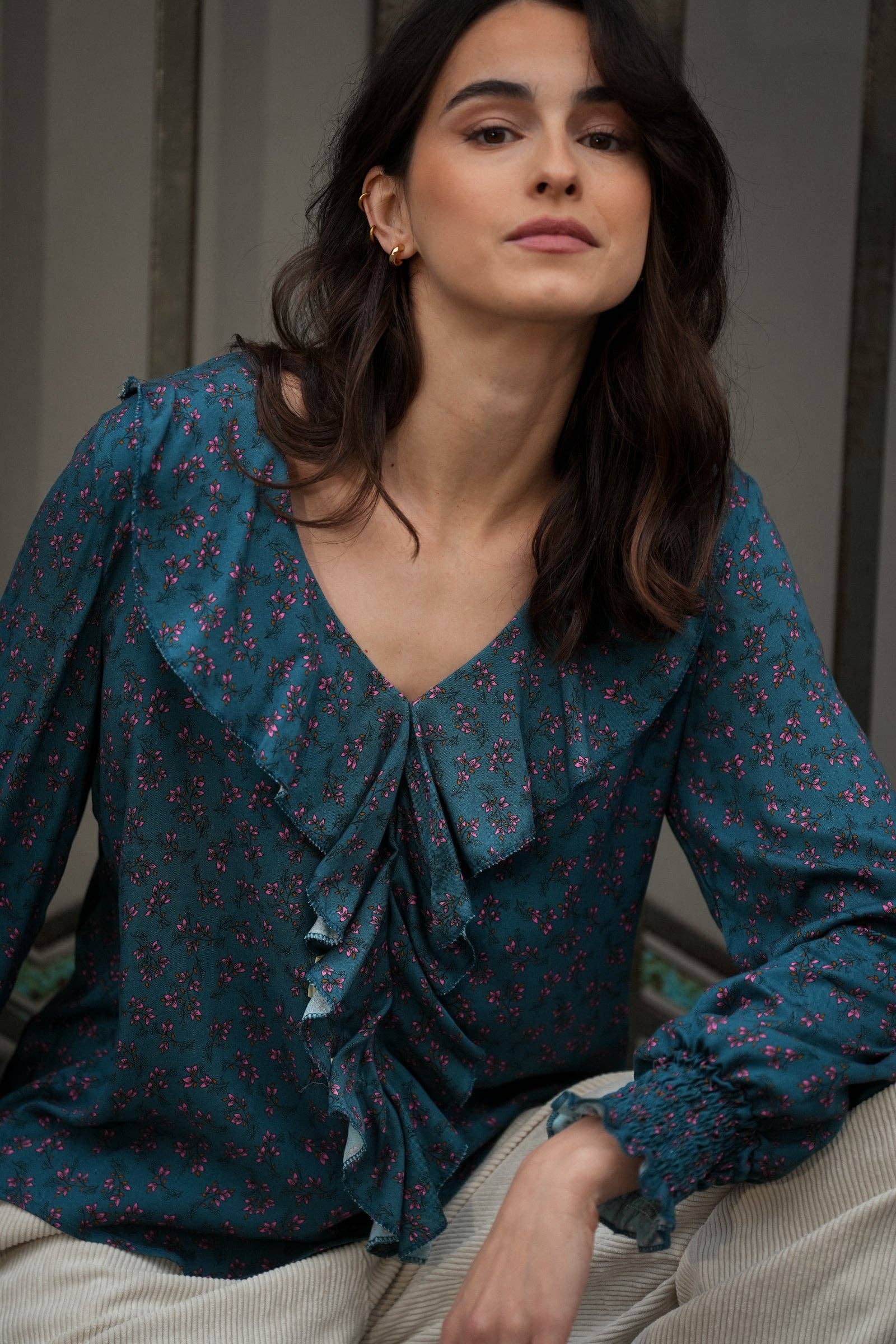 Blusa floreale con volant e scollo a V