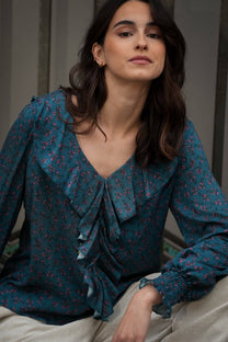 Blusa floreale con volant e scollo a V
