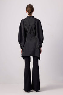 Camicia nera in cupro con maniche a pipistrello e cintura