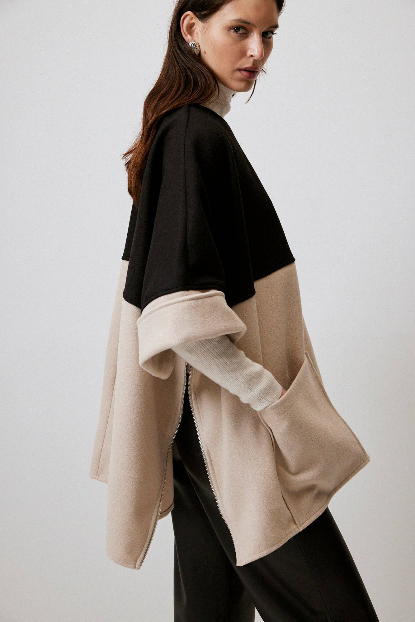 Poncho bicolore con risvolti a contrasto