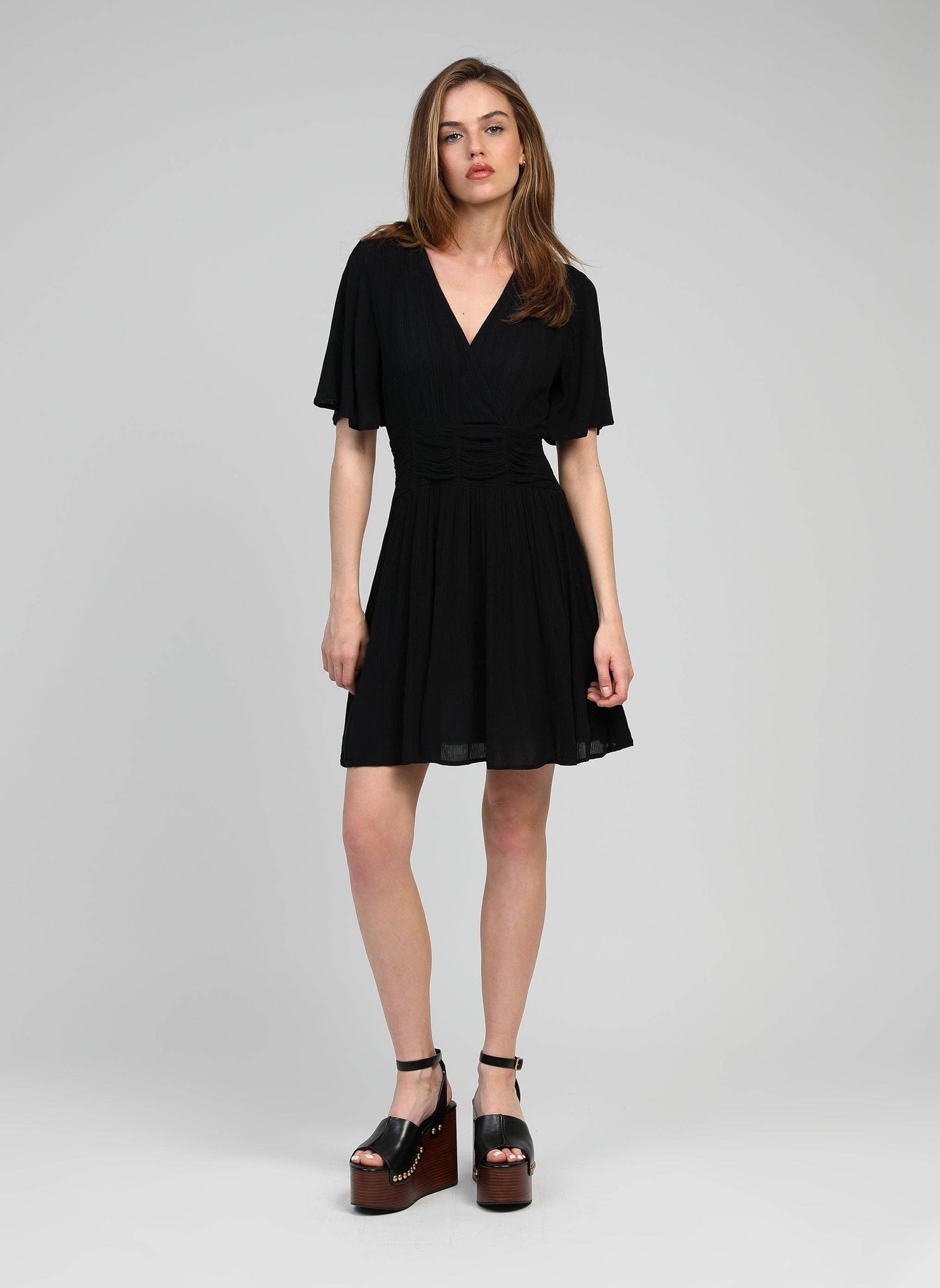 Vestito corto nero con scollo a V