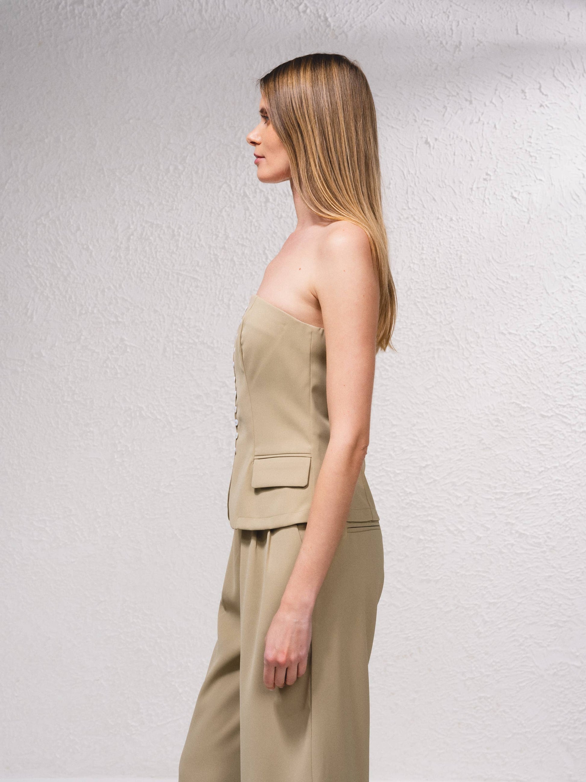 Top bustier stile gilet con bottoni frontali