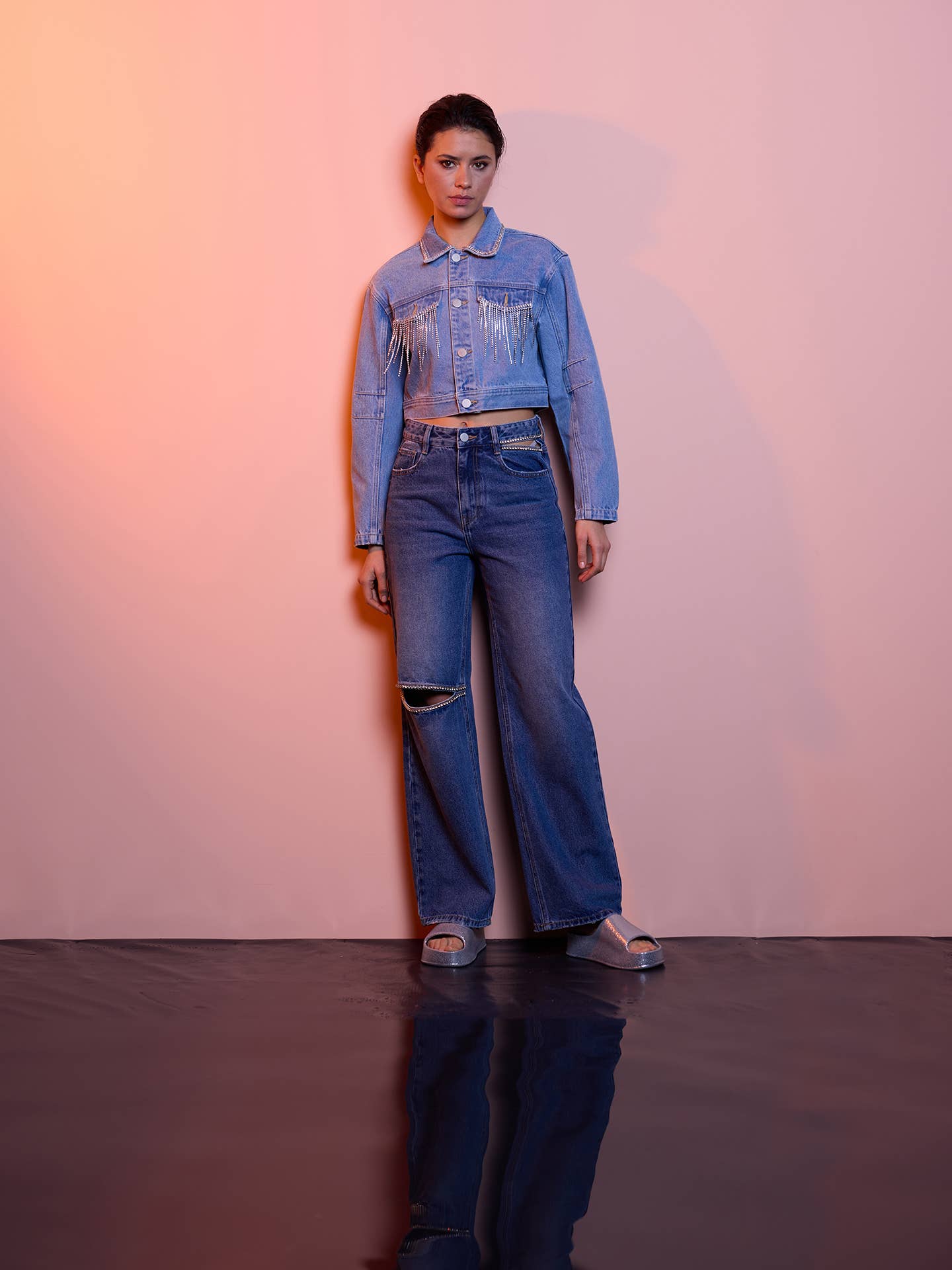 Jeans a vita alta wide leg con strass e strappi