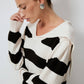 Abito in maglia a righe con colletto ampio