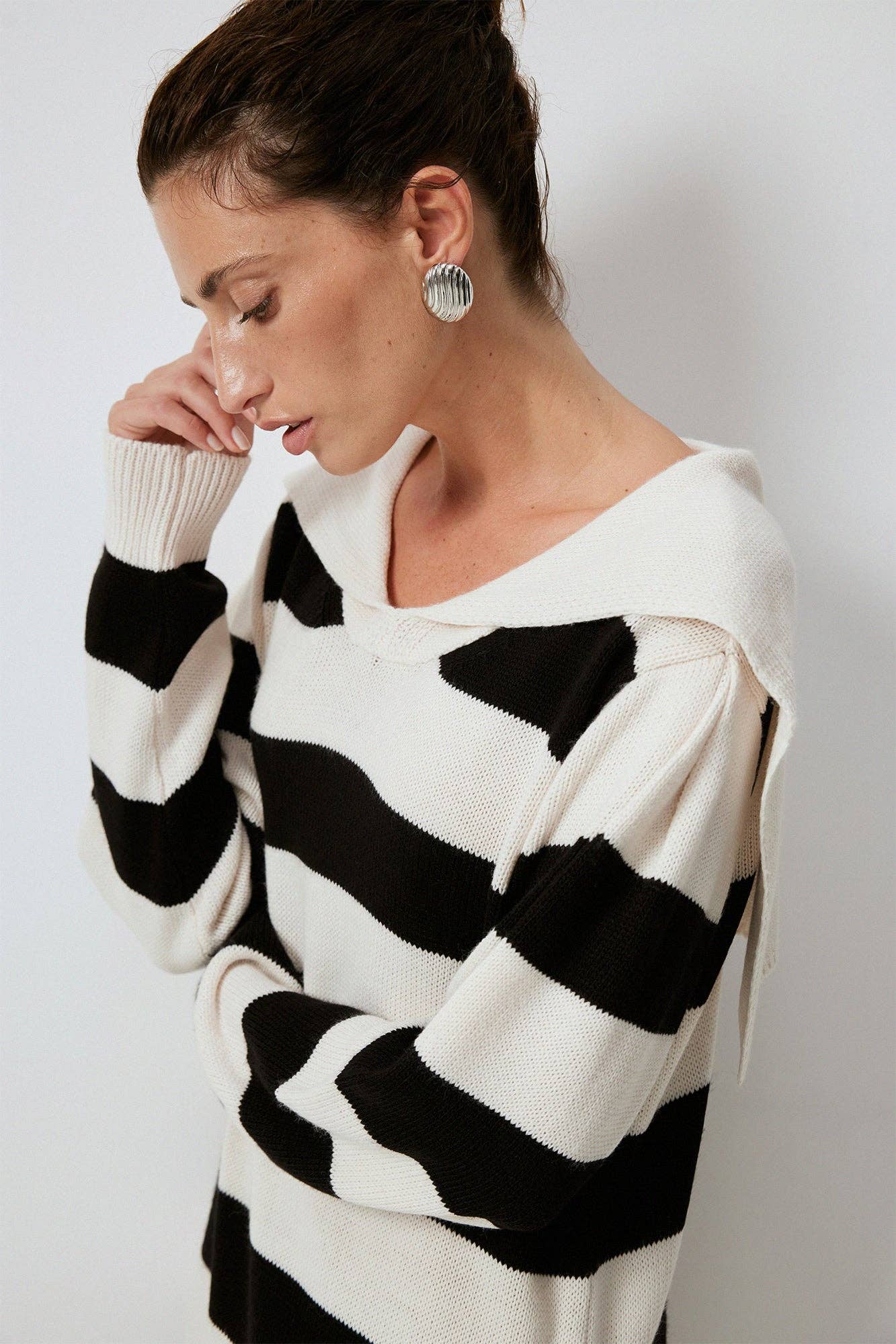 Abito in maglia a righe con colletto ampio