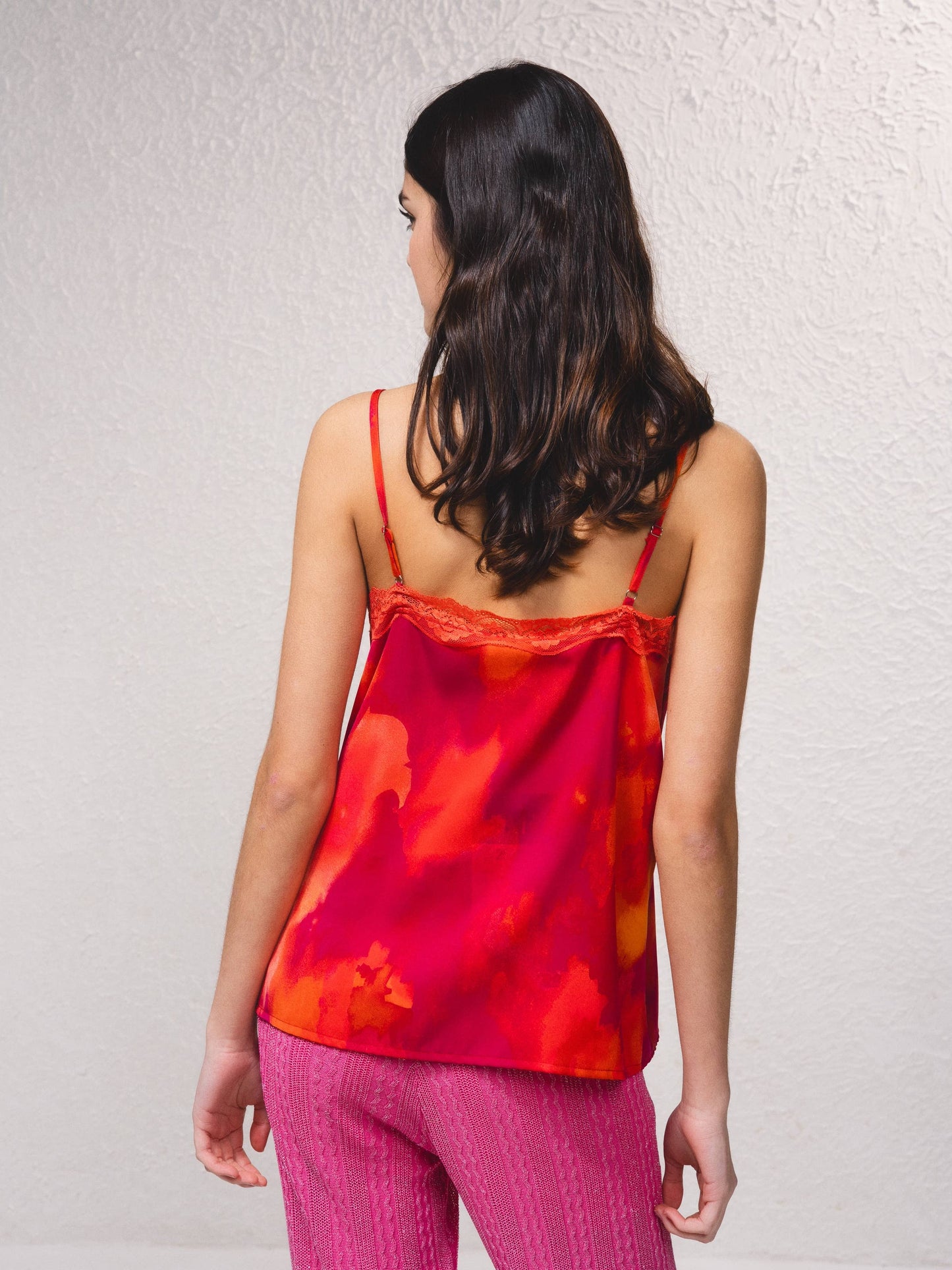 Top stampato con pizzo e scollo a V