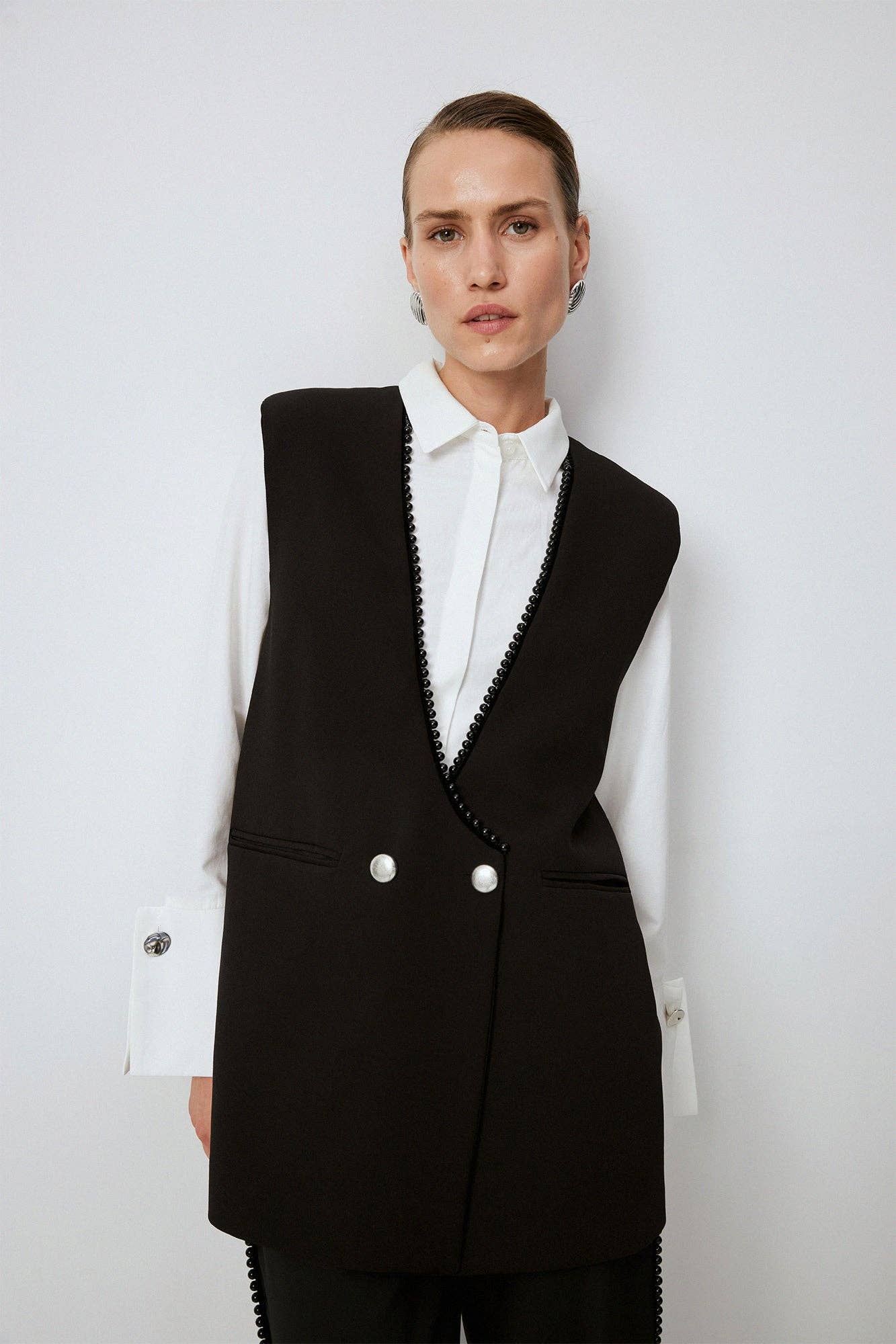 Gilet in crêpe con dettagli in perle