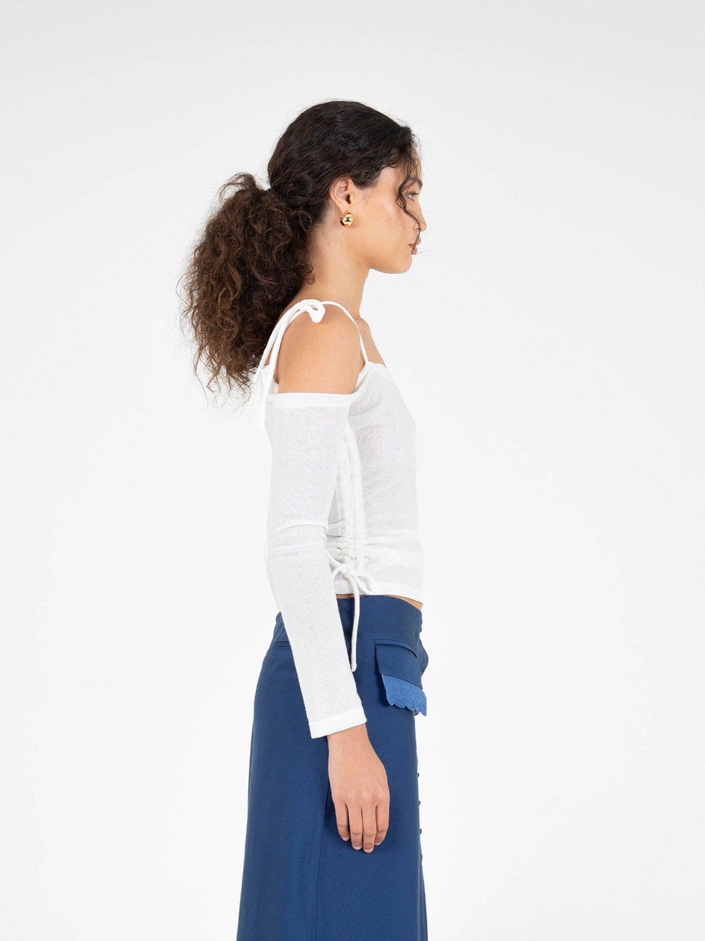 Top bianco aderente con spalle scoperte e lacci regolabili