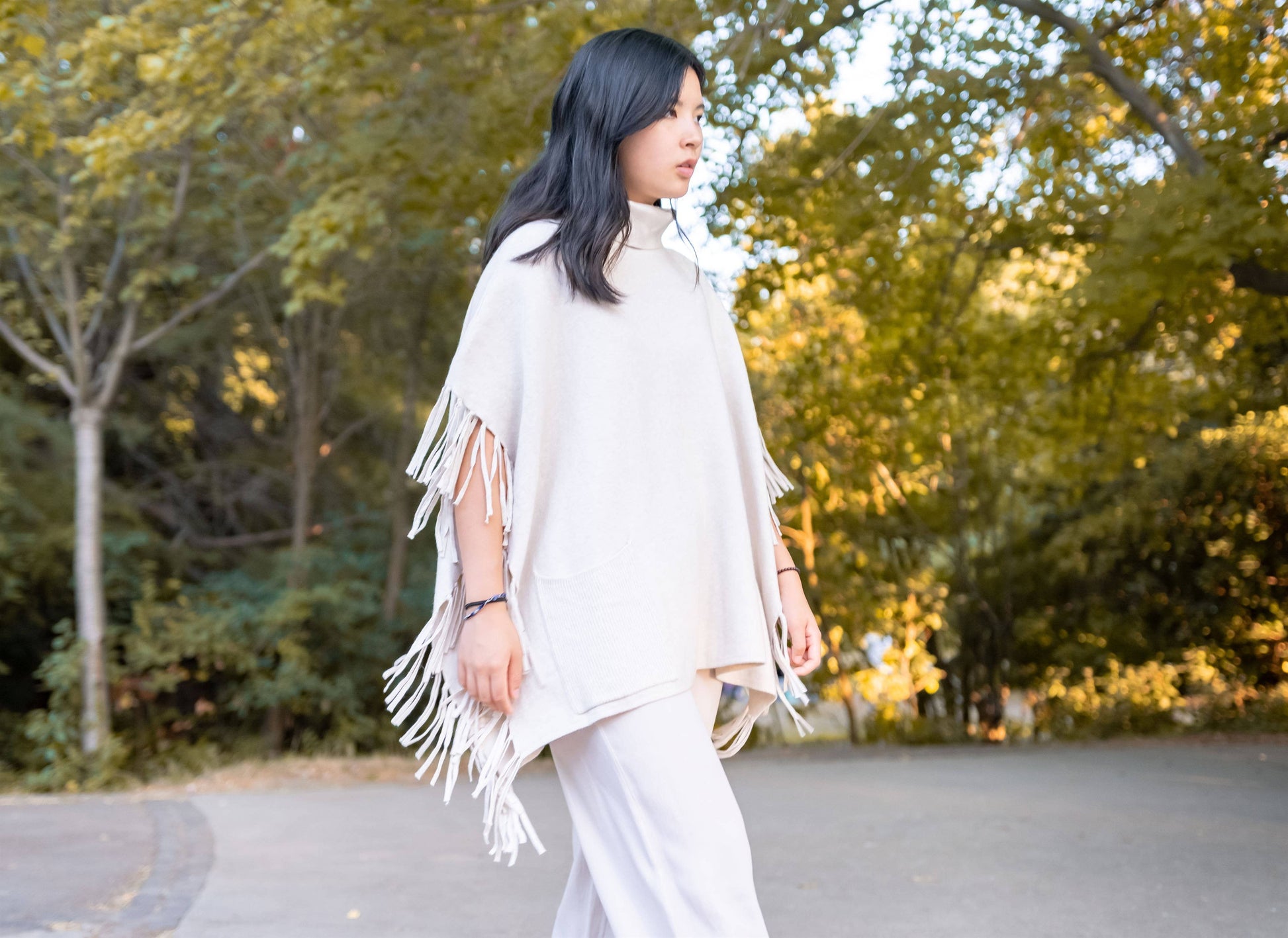 Poncho in maglia con frange e collo alto