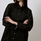 Camicia nera oversize con cinturini e bottoni in metallo