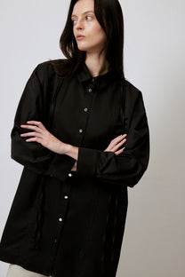Camicia nera oversize con cinturini e bottoni in metallo