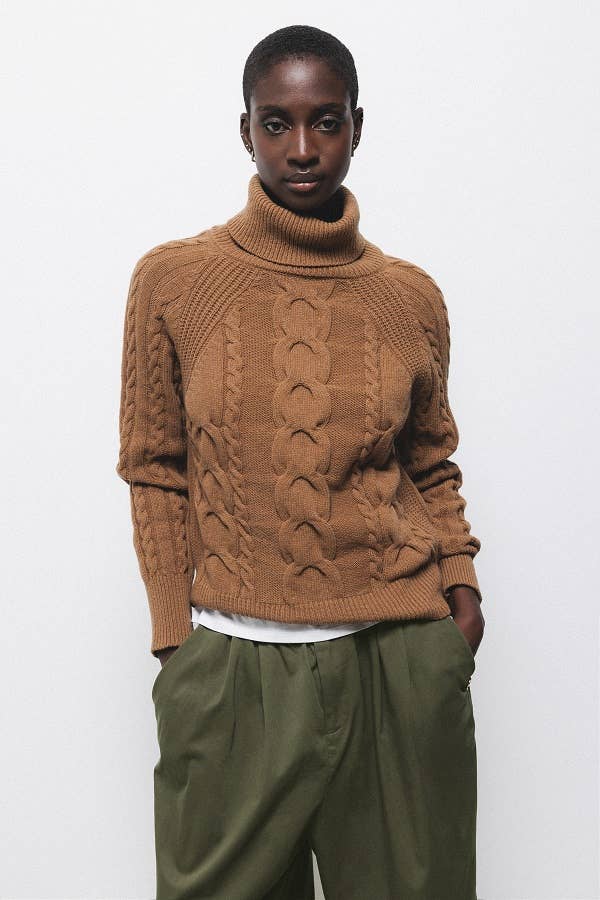 Maglione dolcevita a trecce in lana