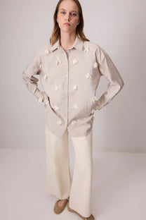Camicia oversize con applicazioni floreali 3D
