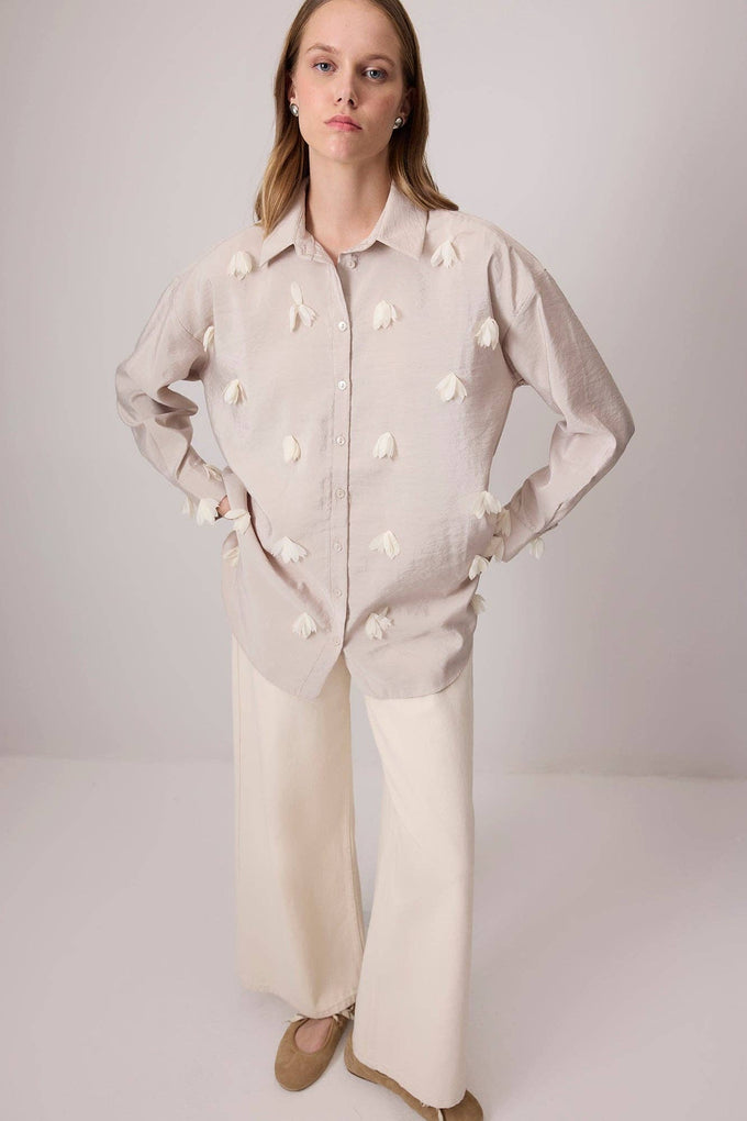 Camicia oversize con applicazioni floreali 3D