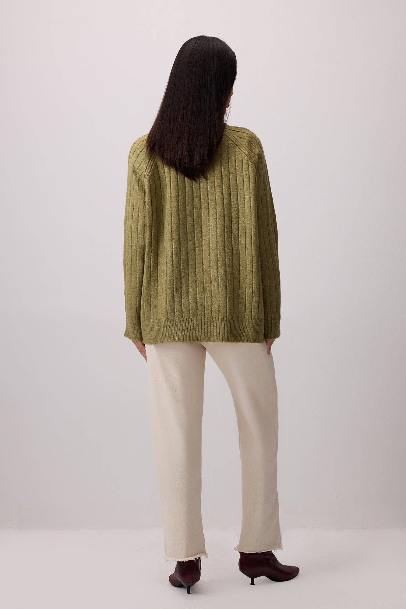 Maglione a coste verde con girocollo