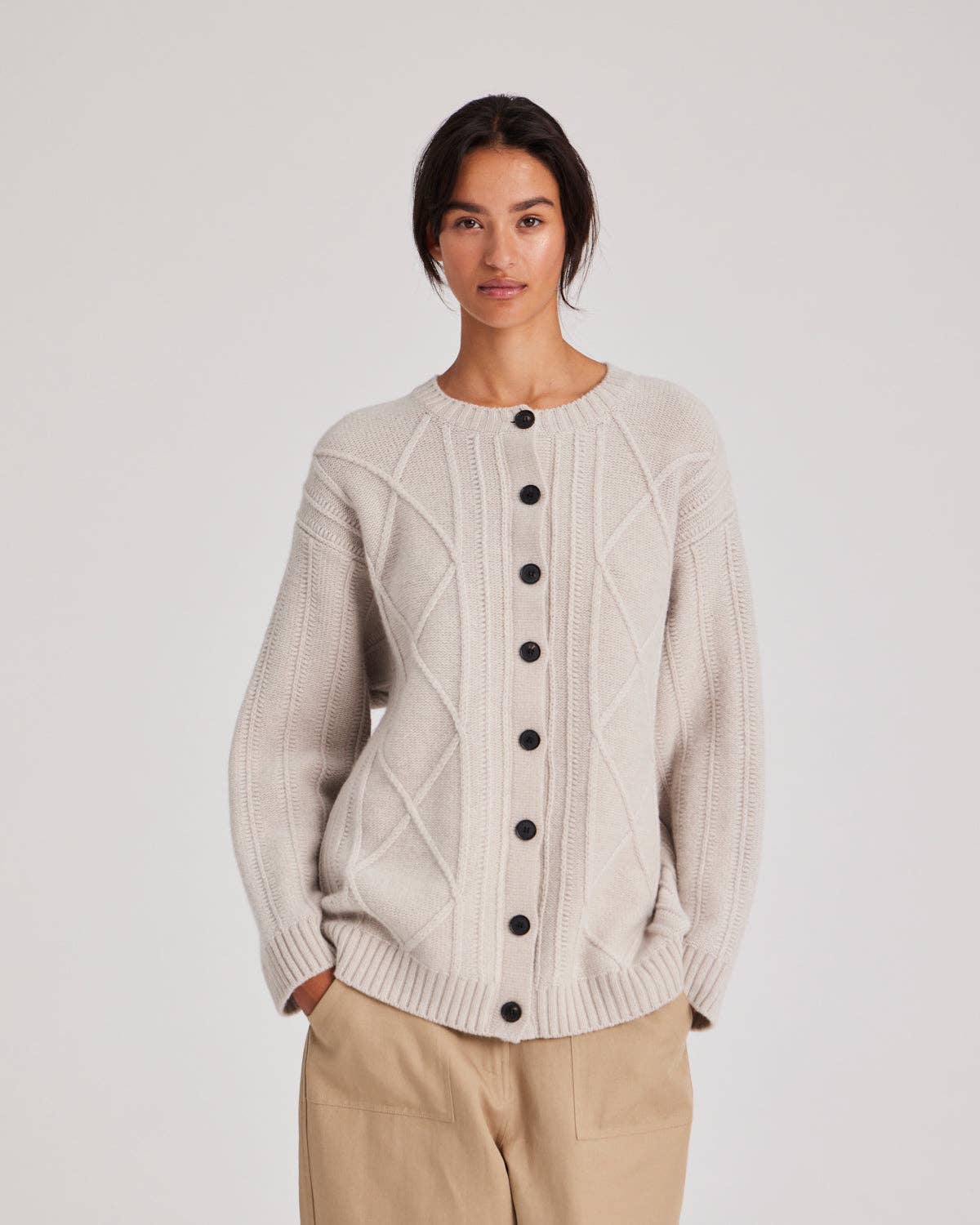 Cardigan Clara in lana d’agnello biologica color Fossil