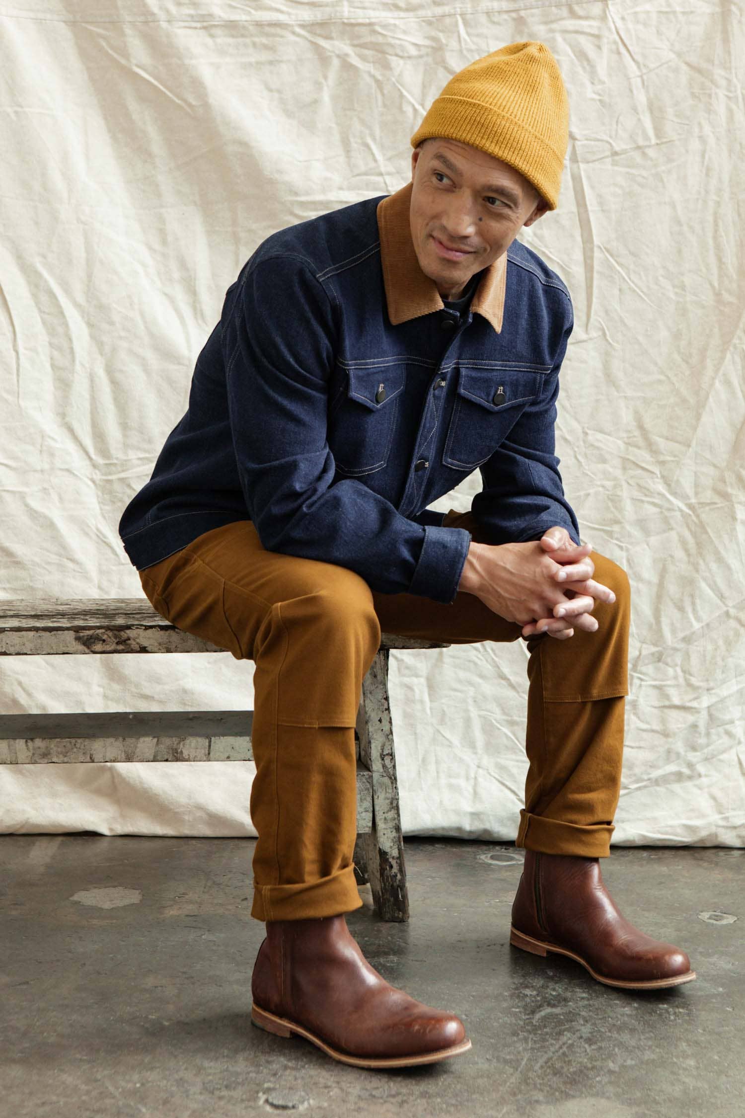 Giacca trucker in denim scuro con colletto a contrasto