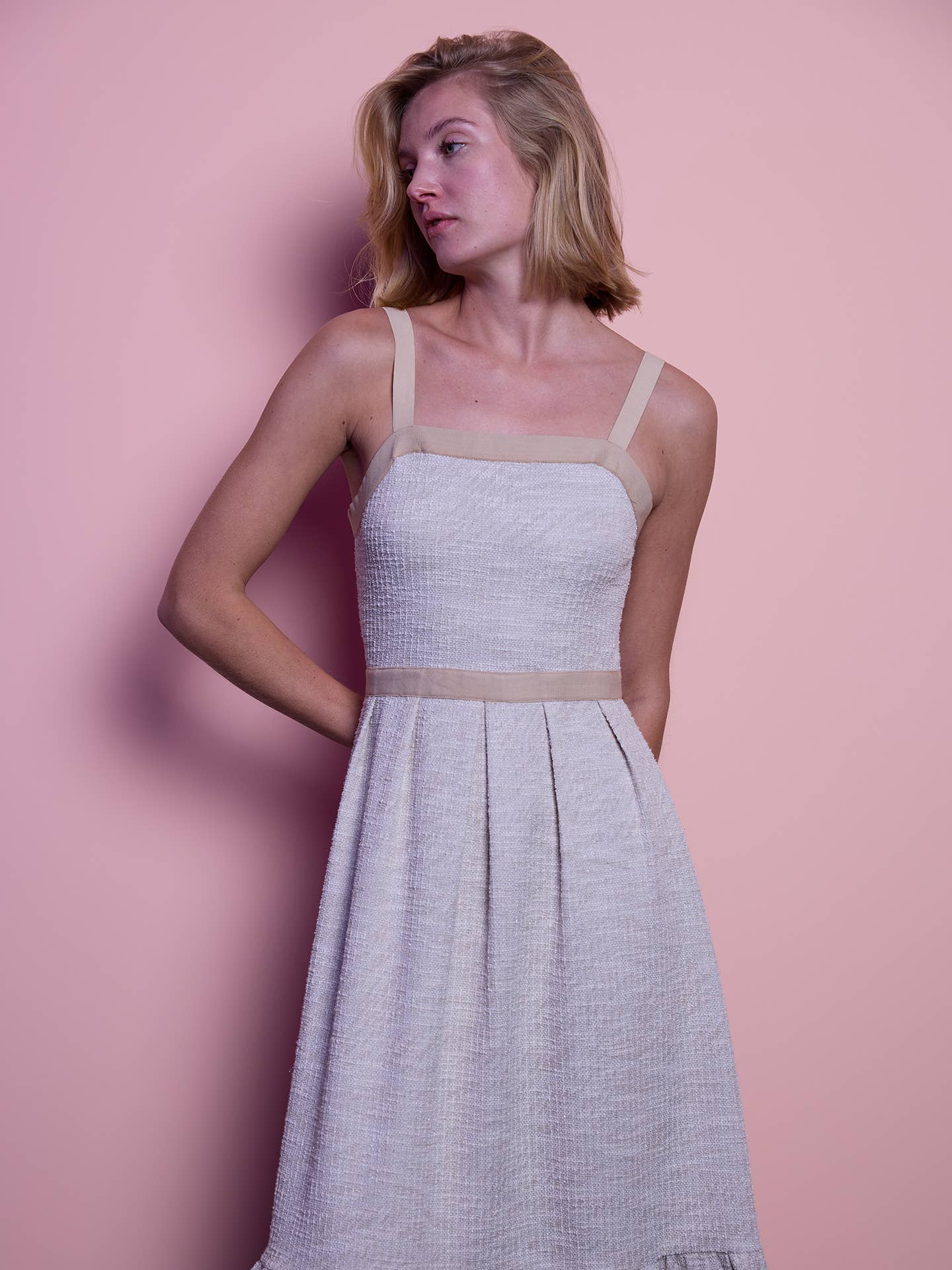 Abito midi in lurex con spalline e balza