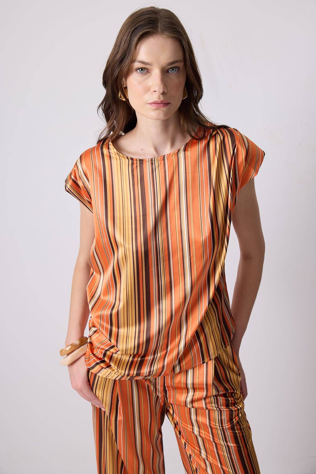 Completo rétro in raso a righe con blusa e pantaloni