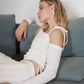 Top bianco aderente con spalle scoperte e lacci regolabili