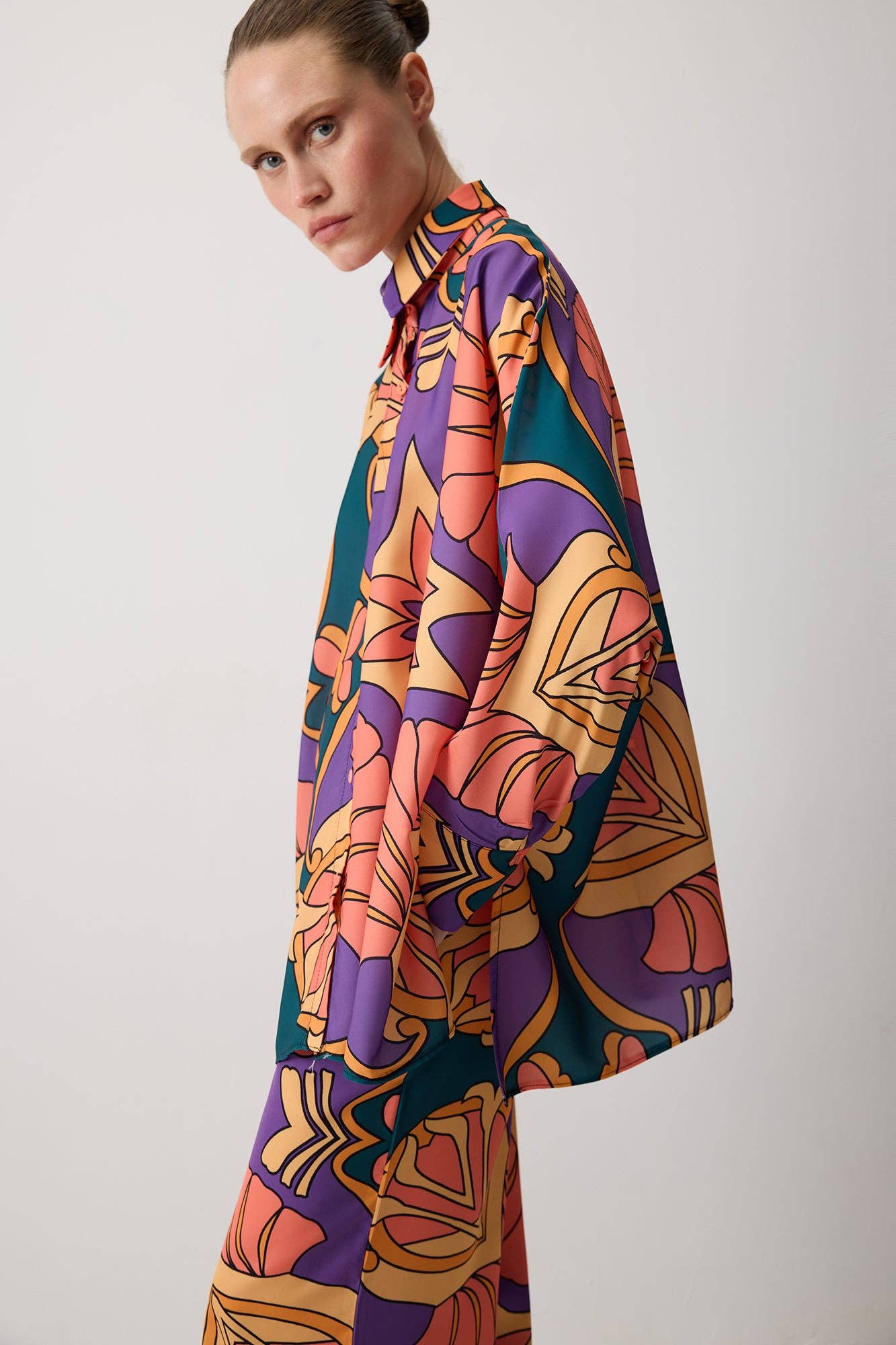 Completo camicia e pantaloni a fantasia multicolor