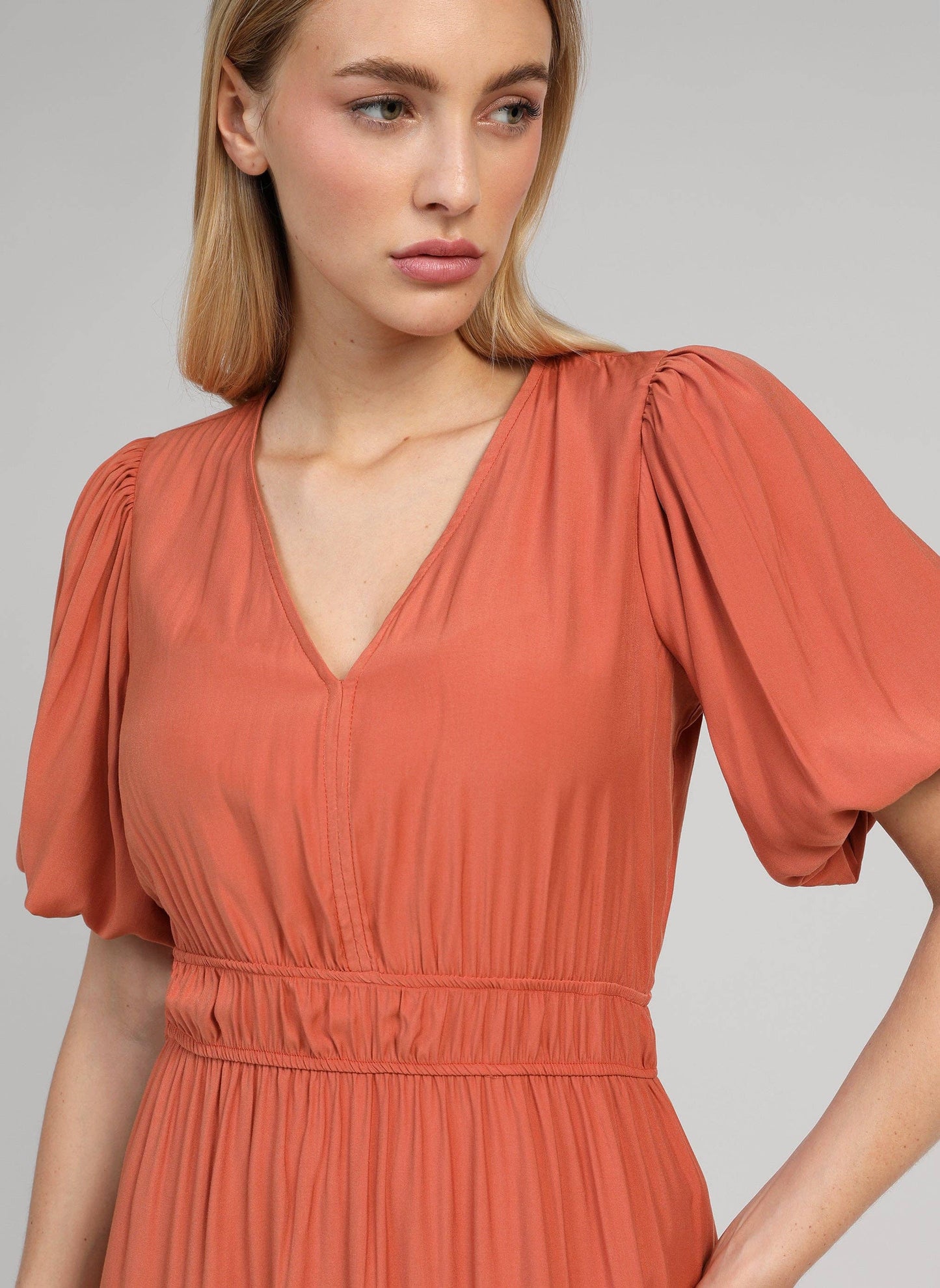 Abito midi Melile terracotta con scollo a V