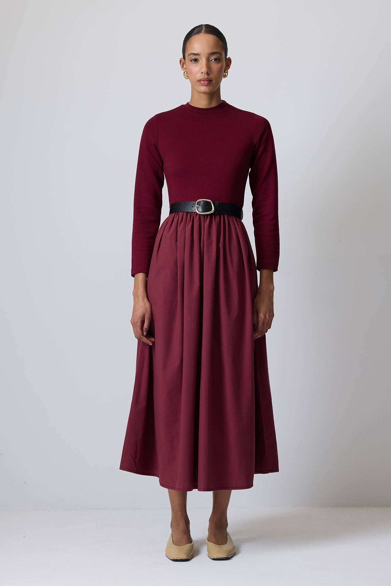 Abito midi plissé bordeaux con cintura