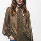Blusa semitrasparente stampata con laccio al collo