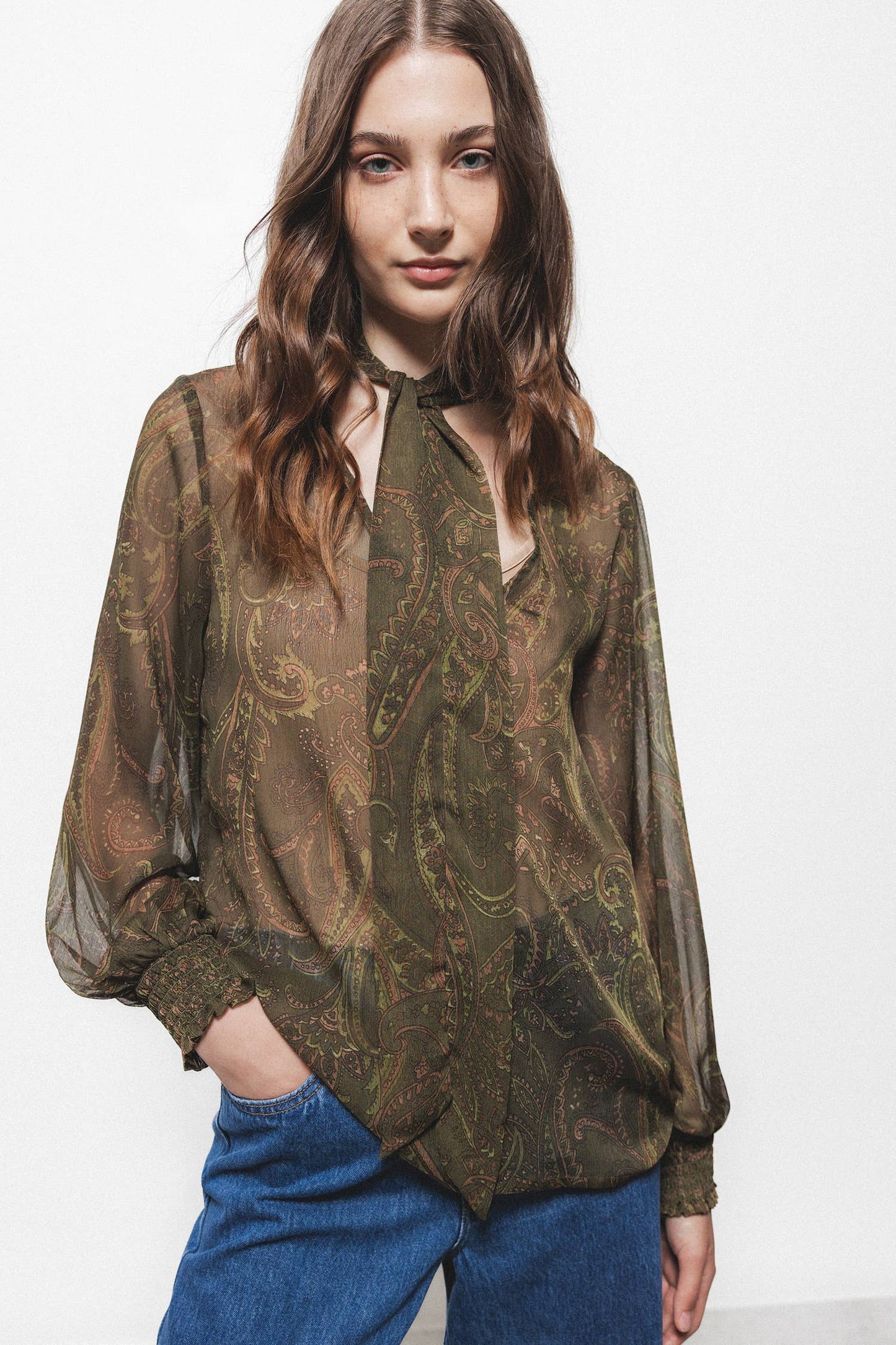 Blusa semitrasparente stampata con laccio al collo