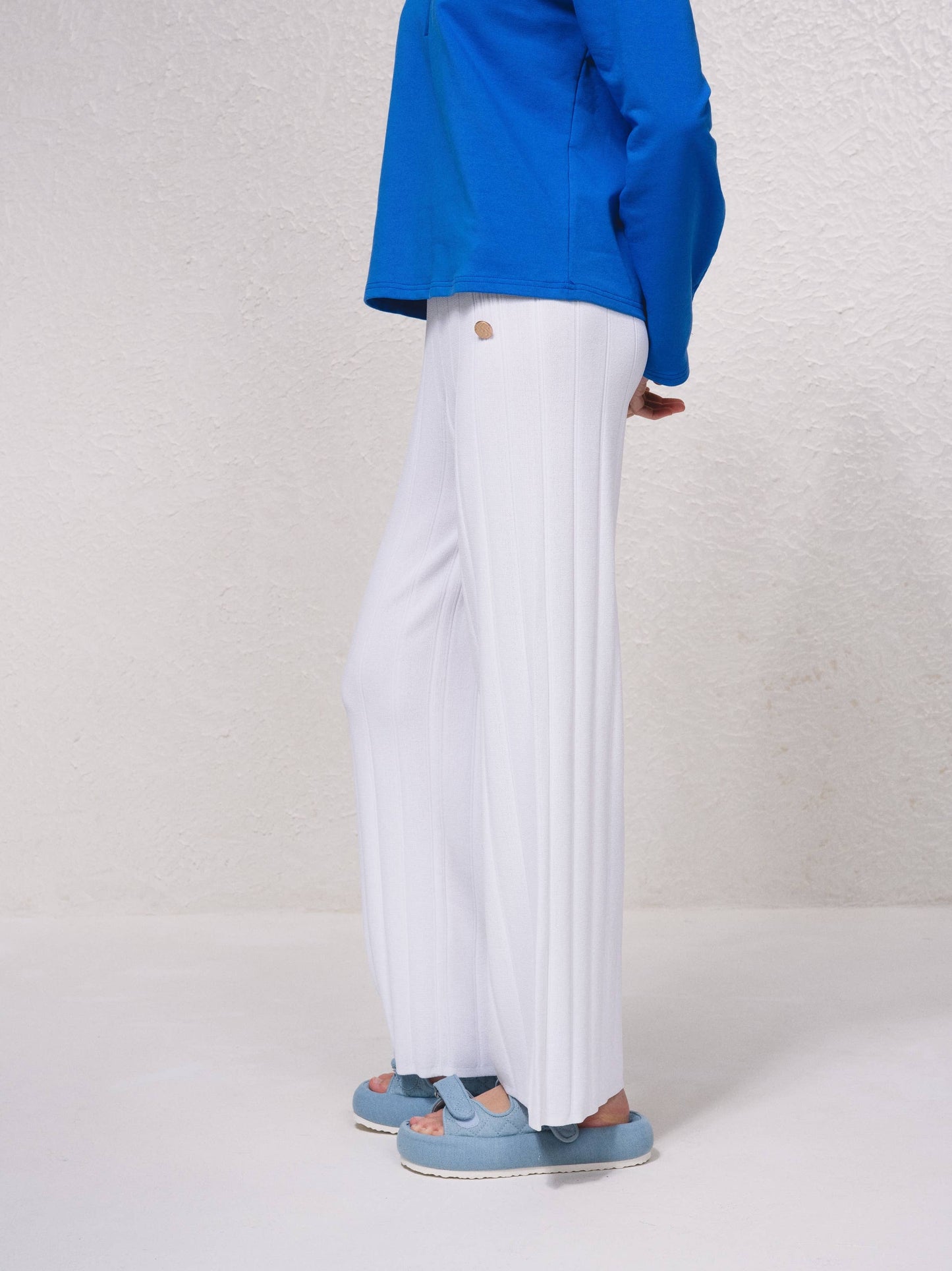 Pantaloni in maglia fine a coste con bottoni dorati