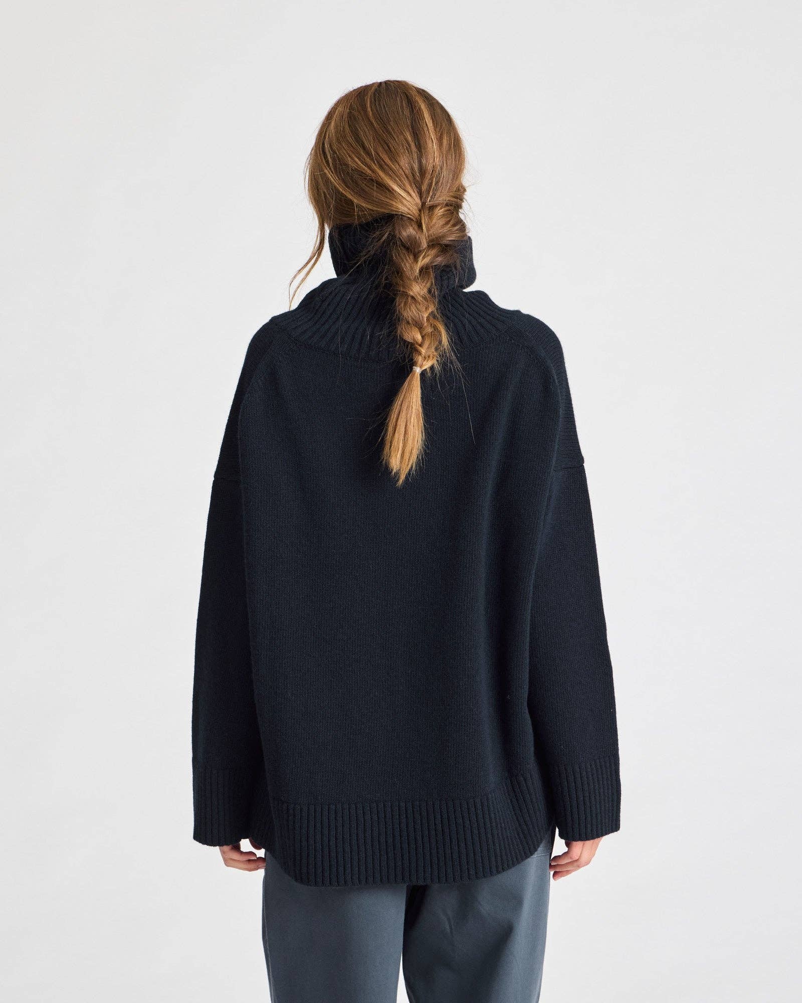 Maglione dolcevita in lana d’agnello blu notte